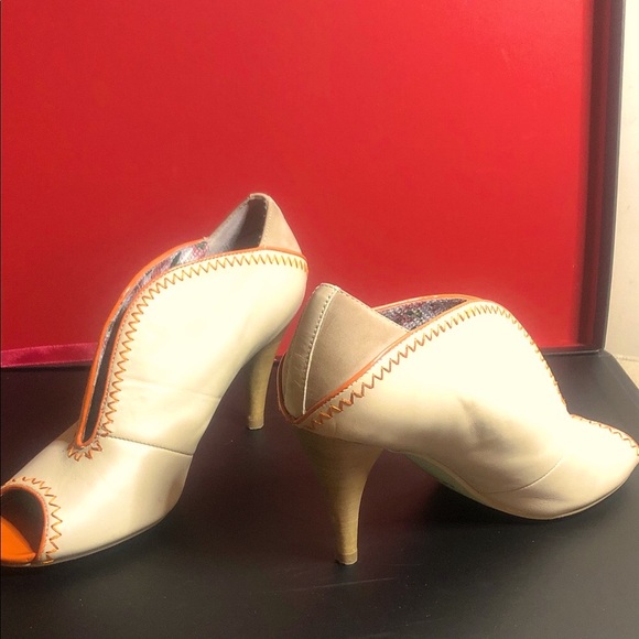 Elegant Vintage Cream and Orange Peep-Toe Heels - Picture 4 of 9
